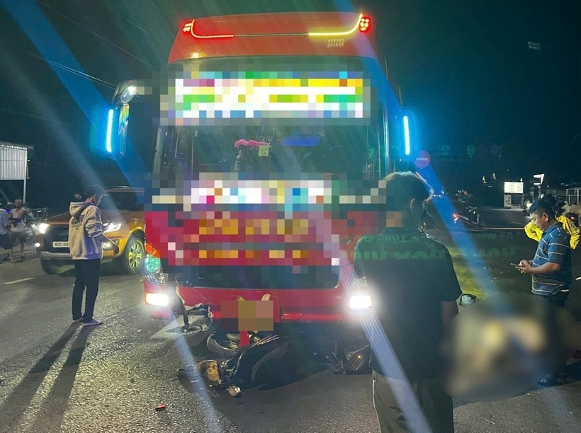 Hiện trường vụ va chạm giữa xe máy và xe khách khiến 2 người tử vong tại chỗ. Ảnh: Lao động