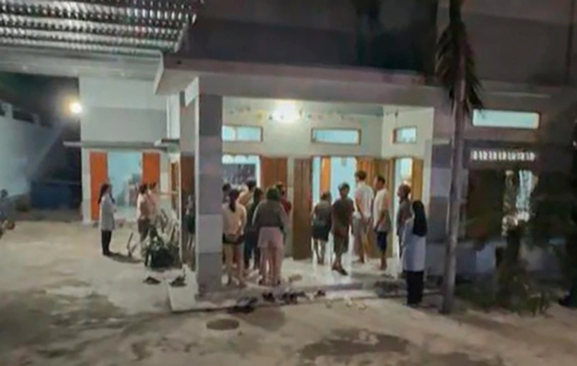 Người nhà đưa thi thể nạn nhân về nhà lo hậu sự. (Ảnh: PLO)