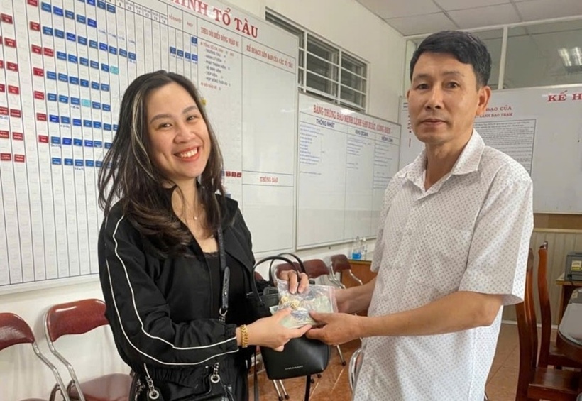 Trao trả tận tay tài sản bỏ quên trên tàu cho nữ hành khách. (Ảnh: An ninh Thủ đô)