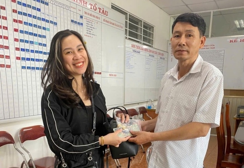 Trao trả tận tay tài sản bỏ quên trên tàu cho nữ hành khách. (Ảnh: ANTĐ)