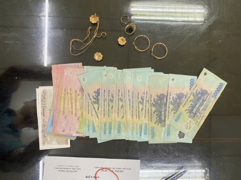 Số tiền mặt và tài sản mà nữ hành khách vừa bỏ quên trên tàu SE1. (Ảnh: An ninh Thủ đô)