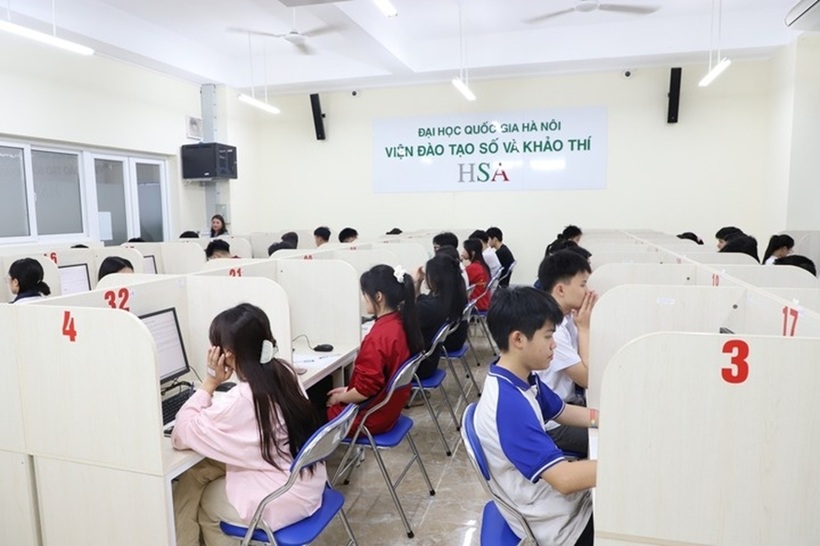 Thí sinh thi HSA 2026 điểm Viện Đào tạo số và Khảo thí tại Hòa Lạc. Ảnh: VTC News