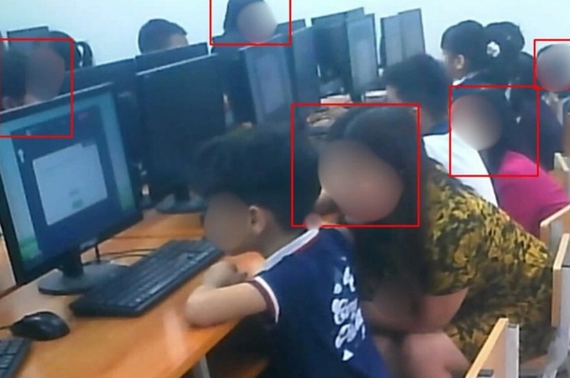 Hệ thống giám sát ghi lại hình ảnh giám thị can thiệp trực tiếp, hỗ trợ học sinh làm bài thi tại vòng cấp khu vực. Ảnh: Sức khỏe & Đời sống