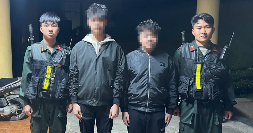 Tổ công tác đưa 2 đối tượng đến trụ sở Công an phường Đức Xuân bàn giao để tiếp tục điều tra, làm rõ. (Ảnh: Công an Thái Nguyên)