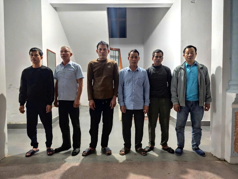 Các đối tượng tại trụ sở Công an xã Trà Giang. Ảnh: Công an tỉnh Hưng Yên.