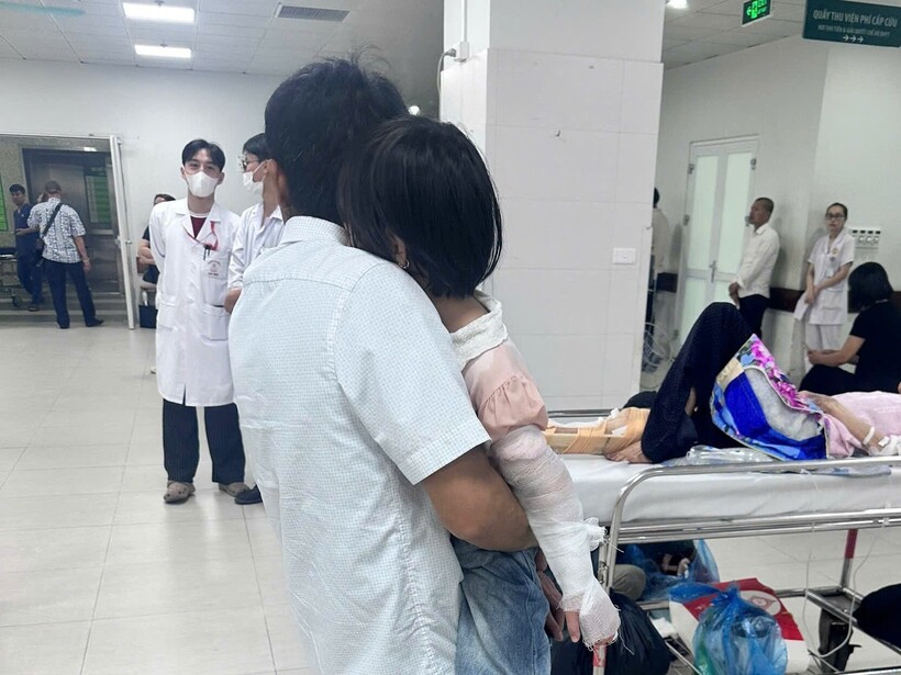 Cháu bé bị thương ở tay được đưa đến bệnh viện kịp thời.