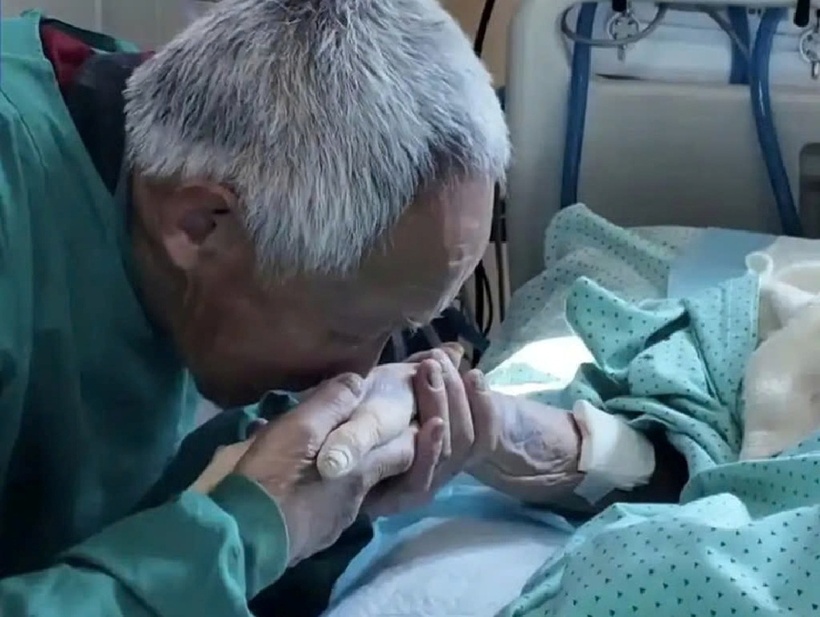 Cụ ông 82 tuổi vượt hàng chục cây số mỗi ngày chăm vợ đột quỵ. Ảnh: South China Morning Post.