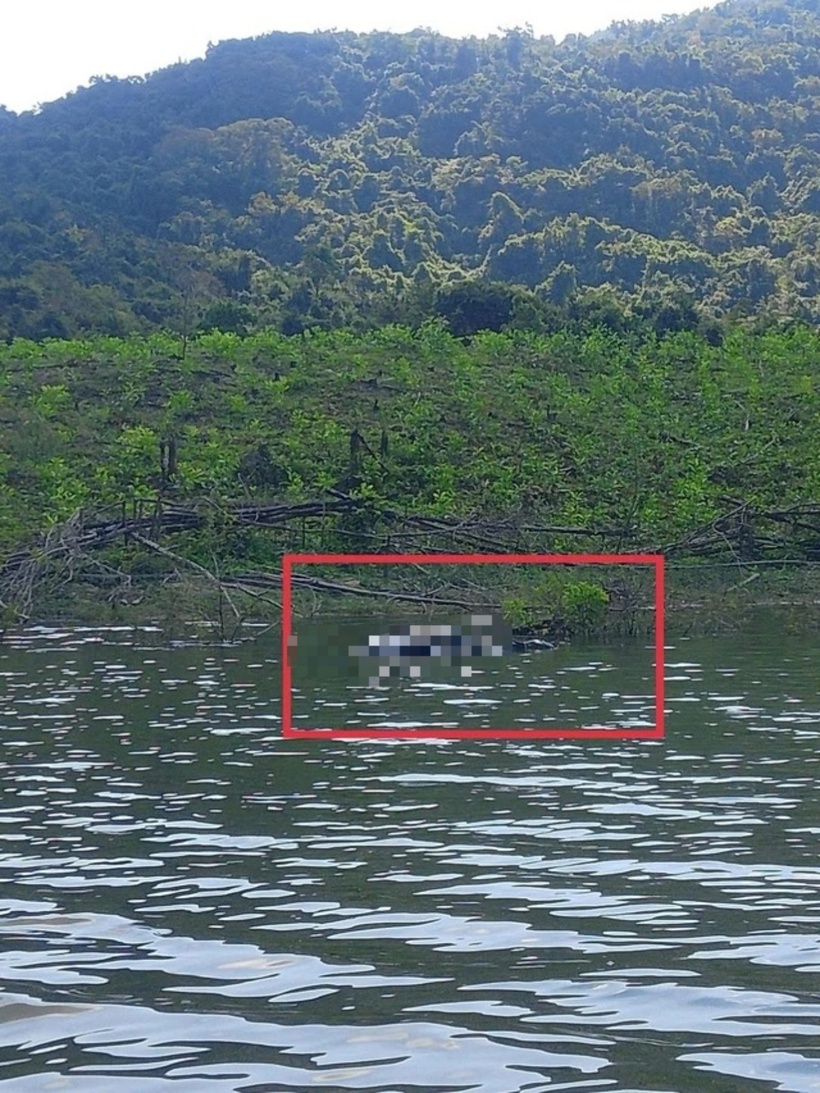 Hiện trường phát hiện thi thể người đàn ông tại khu vực hồ Đá Trải. (Ảnh: NLĐ)