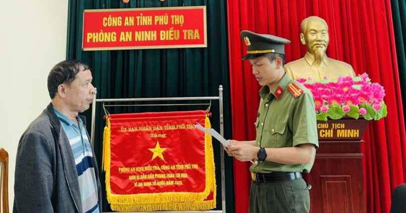 Cơ quan điều tra tống đạt quyết định khởi tố bị can. (Ảnh: Công an tỉnh Phú Thọ)