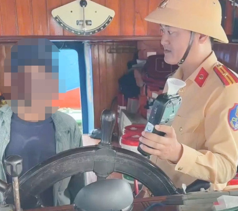 Lực lượng chức năng xử lý lái tàu vi phạm nồng độ cồn. (Ảnh: Báo Quảng Ngãi)