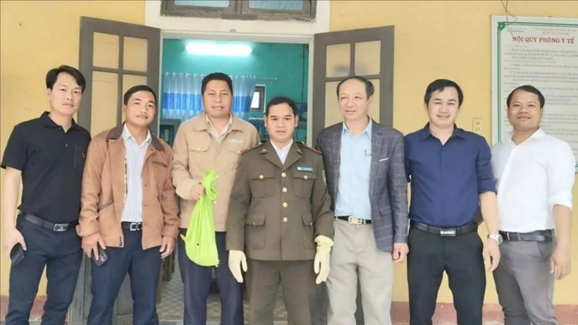 Lực lượng chức năng tiếp nhận con cu li để thả về môi trường tự nhiên. Ảnh: PLO