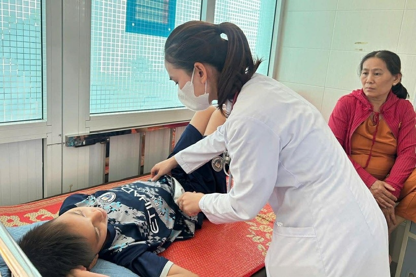 Bác sĩ thăm khám cho bệnh nhân nghi ngộ độc sau khi ăn bánh mì. Ảnh: Vnexpress.