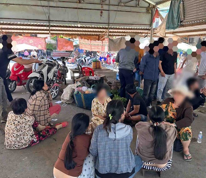 Công an bắt quả tang 8 đối tượng đánh bạc bằng hình thức xóc đĩa giữa ban ngày. Ảnh: Công an phường Đông Hải