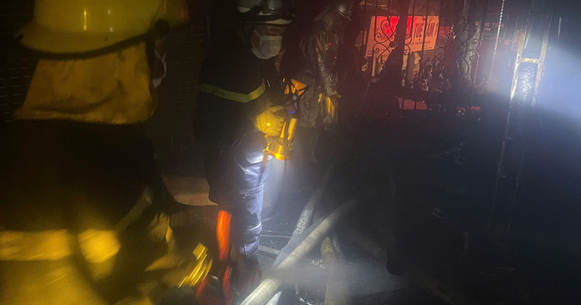 Lực lượng CC&CNCH dập tắt đám cháy và tổ chức rà soát hiện trường.