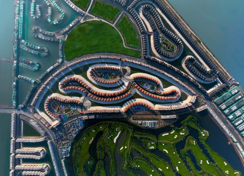 Cảnh quan tại Isla Bella ngập tràn sắc xanh của công viên, mặt nước