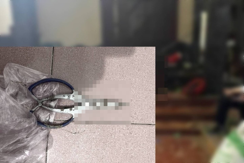 Chiếc kéo đối tượng H. dùng để đâm vào người chị N. (Ảnh: Tiền phong)