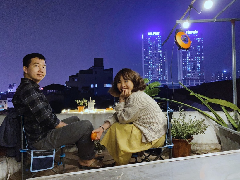 Những bó rau sạch không chỉ xuất hiện trong bữa cơm hàng ngày mà còn được chị Dung đem tặng hàng xóm, thắt chặt thêm tình cảm tối lửa tắt đèn có nhau. Khu vườn nhỏ trên cao ấy thực sự đã mang lại một khoảng trời bình yên và giá trị sống xanh quý giá giữa lòng thành phố chật chội.