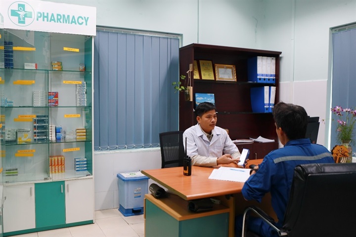 Anh Bùi Quốc Toản – Nhân viên Y tế tại Trạm Y tế NMLD Dung Quất khám sức khoẻ và cấp thuốc cho nhân sự BSR.