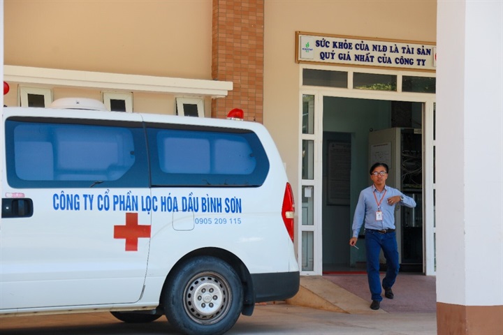 Trạm Y tế tại NMLD Dung Quất có chức năng khám và điều trị bệnh thông thường, tư vấn sức khoẻ, phản ứng nhanh trong các trường hợp khẩn cấp và giám sát an toàn thực phẩm… Đây là nơi đảm bảo sức khoẻ cho “tài sản” lớn nhất của BSR chính là các CBCNV Công ty.