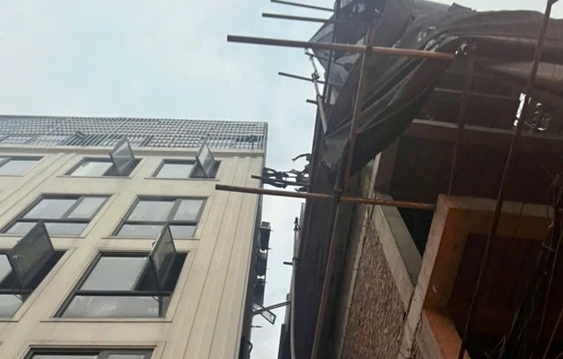 Ông Nghĩa và người dân bắc thang cứu người. (Ảnh: Thanh niên)