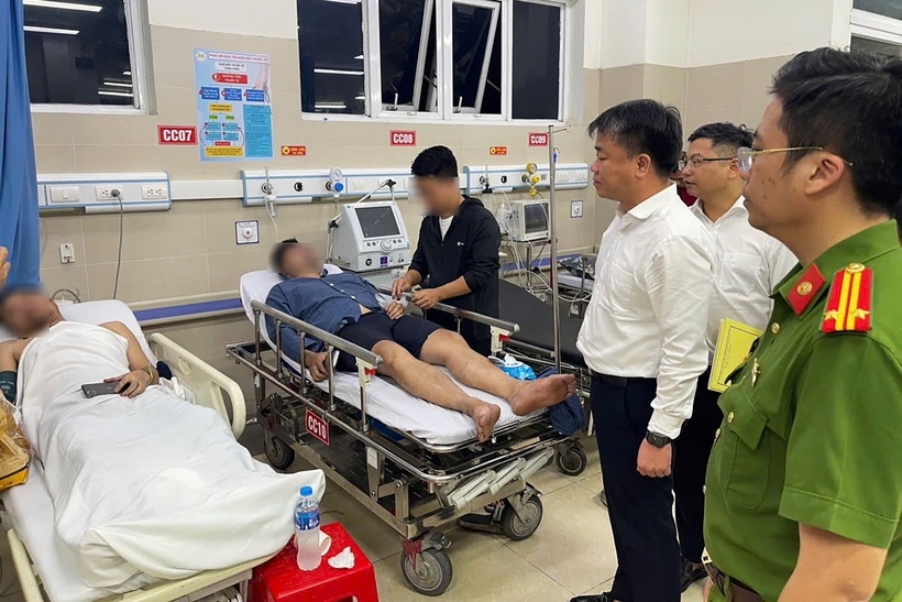 Đại diện UBND phường Hoàng Mai cùng lực lượng Cảnh sát PCCC&CNCH thăm hỏi các nạn nhân được chăm sóc sức khỏe ở Bệnh viện Thanh Nhàn. (Ảnh: Công an TP.Hà Nội)