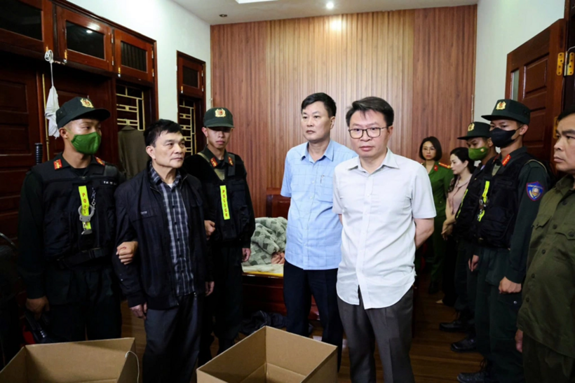 Giám đốc Công an tỉnh Phú Thọ Nguyễn Minh Tuấn (mặc áo trắng) trực tiếp chỉ đạo phá án. Ảnh: Dân Trí