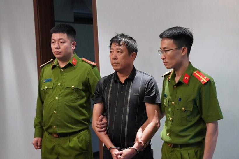 Cơ quan công an bắt và khám xét nơi ở của Nguyễn Văn Thức, Giám đốc Công ty TNHH thương mại Tỉnh Tuấn. Ảnh: VTC News