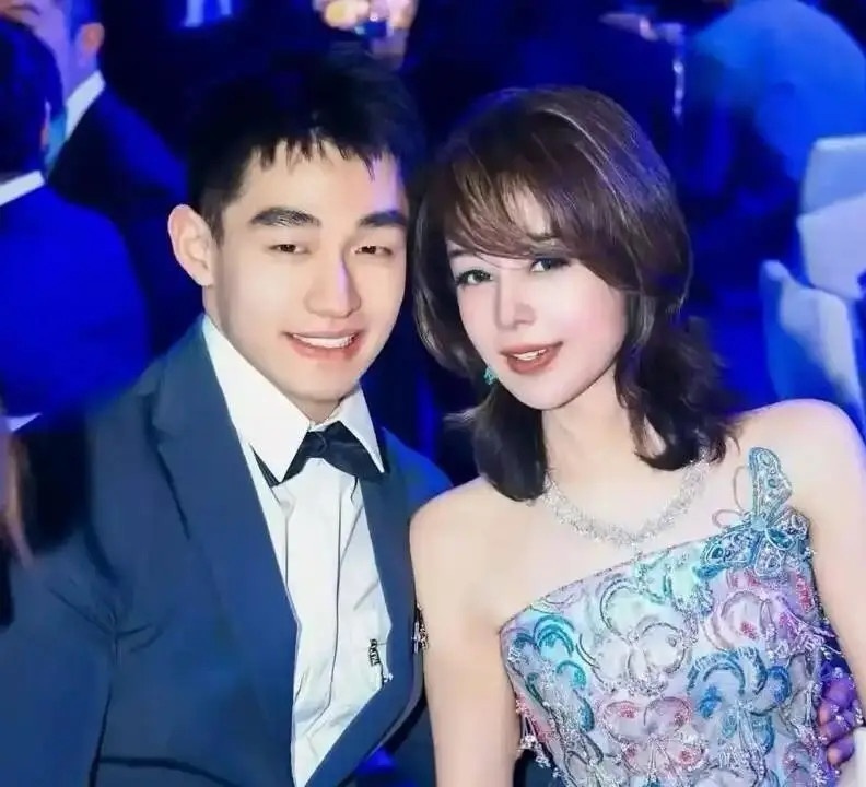 Bà Yu Wenhong cưới bạn trai kém 30 tuổi. Ảnh: QQ.