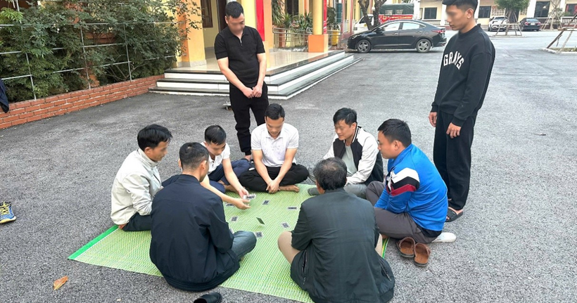 Cơ quan điều tra tiến hành thực nghiệm điều tra hành vi đánh bạc của các đối tượng. (Ảnh: Công an Bắc Ninh)