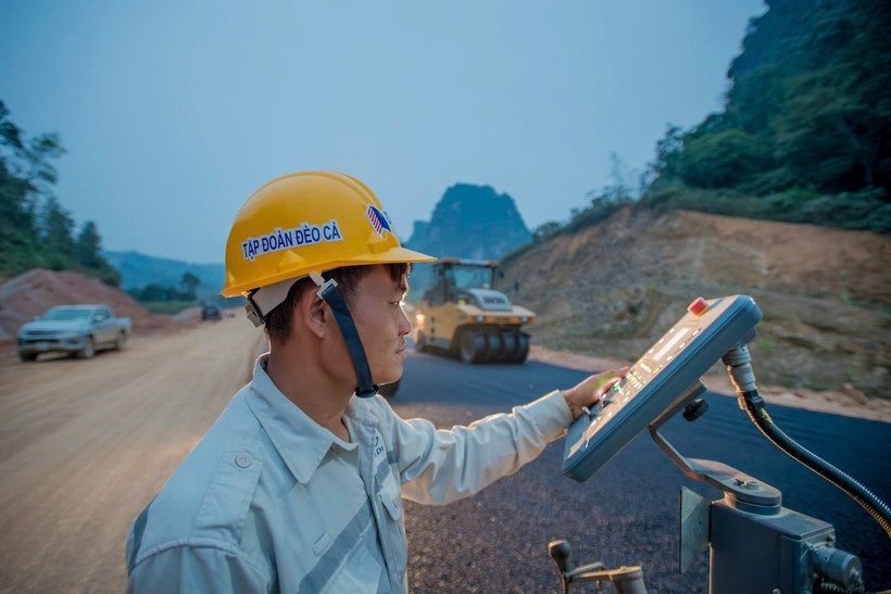 Huy động hơn 1.400 thiết bị cùng 3.000 cán bộ kỹ sư và công nhân, tổ chức thi công “3 ca, 4 kíp”