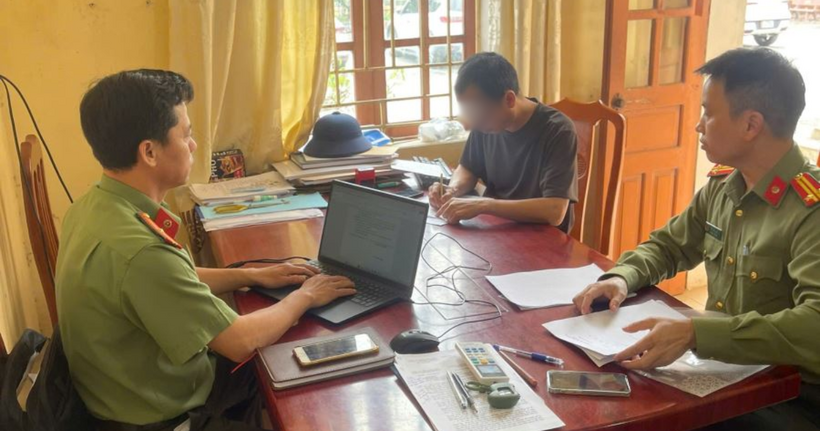 Công an xã Đông Thái Ninh làm việc với trường hợp vi phạm. (Ảnh: Công an Hưng Yên)