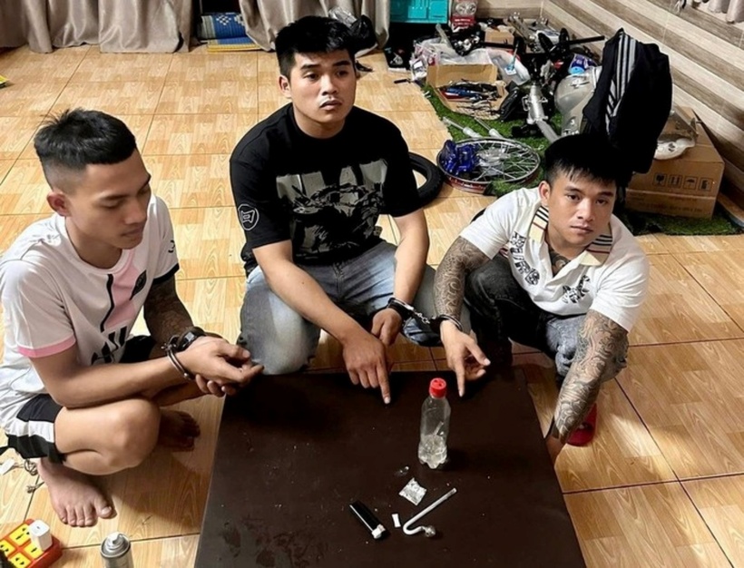 Lực lượng Công an bắt quả tang các đối tượng đang tụ tập sử dụng trái phép ma túy đá. (Ảnh: Người lao động)