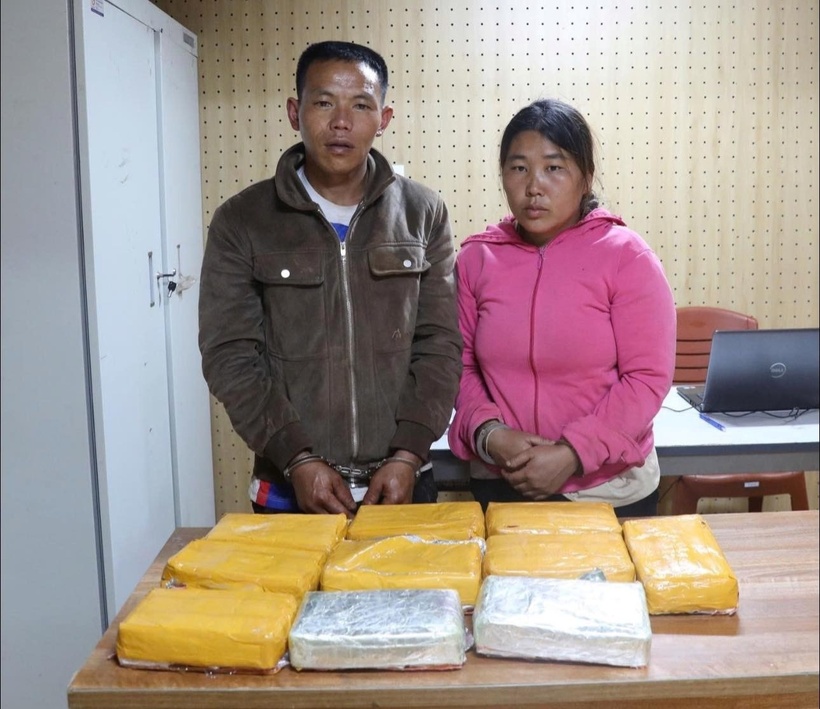 Hai đối tượng Mùa A Cú và Thào Thị Ly cùng tang vật. (Ảnh: Công an tỉnh Sơn La)