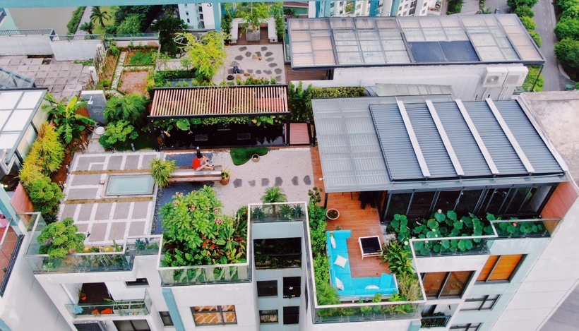 Giữa không gian cao vút của tòa nhà 30 tầng thuộc khu đô thị Ecopark, tỉnh Hưng Yên, anh Nguyễn Thanh Tùng đã tâm huyết kiến tạo nên một "khu vườn trong mơ" đầy ấn tượng.