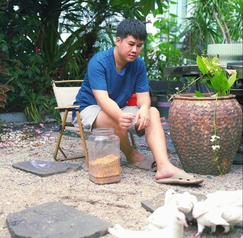 Kiên trì với phương pháp canh tác hữu cơ, anh Tùng hoàn toàn không sử dụng hóa chất trong quá trình chăm sóc. Anh tỉ mỉ tự chế các loại thuốc sinh học từ hỗn hợp gừng, tỏi, ớt ngâm hoặc thuốc lào để phòng trừ sâu bệnh, bọ trĩ.