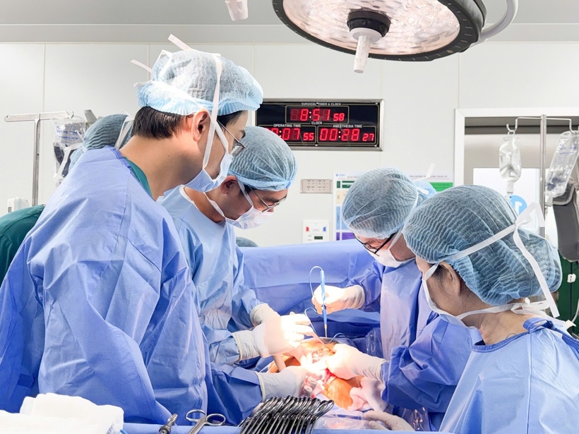 Ê kíp bác sĩ thực hiện cuộc phẫu thuật bóc tách khối u cho người bệnh. Ảnh: Tiền Phong.