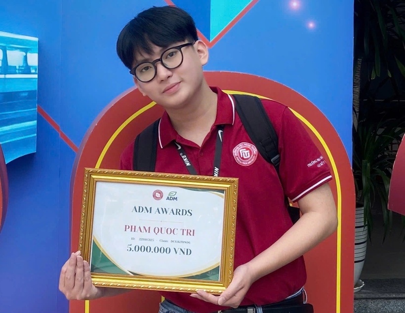 Mồ côi cha từ sớm, Phạm Quốc Trí đã biến nỗi đau thành động lực, nỗ lực giành hàng loạt học bổng để san sẻ gánh nặng kinh tế cho mẹ. Ảnh: Dân trí