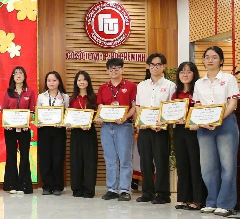 Phạm Quốc Trí (thứ 4 từ trái qua) trong một lần nhận học bổng của doanh nghiệp, năm 2025. Ảnh: VnExpress