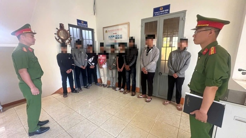 Nhóm học sinh đánh nhau do mâu thuẫn trên TikTok tại cơ quan công an. Ảnh: VTC News