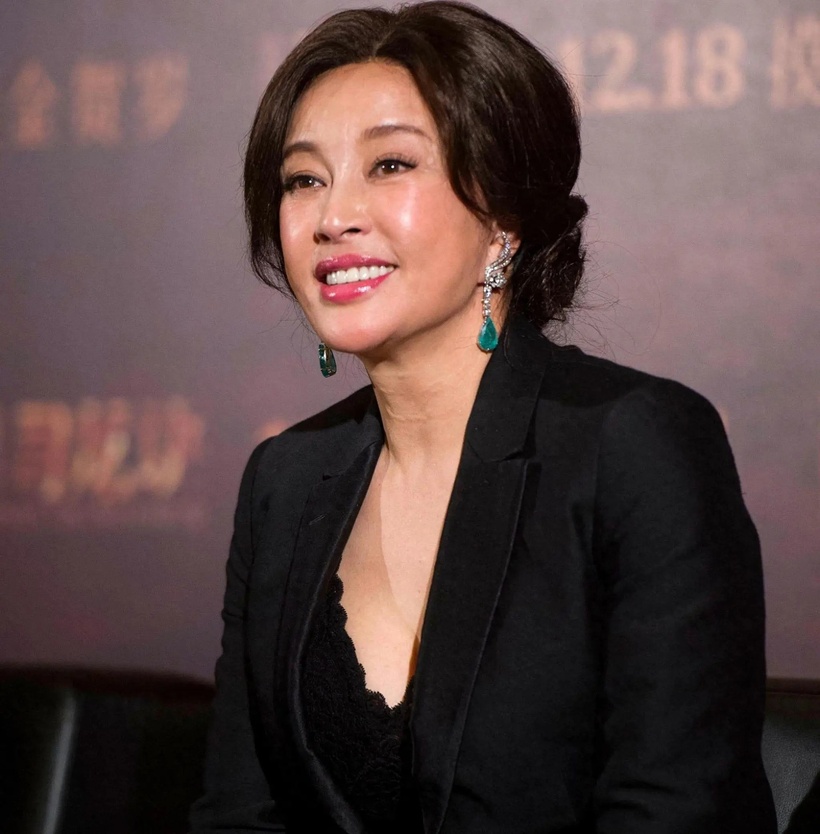 Sau tin đồn ác ý về việc "đột tử trong hồ bơi", Lưu Hiểu Khánh đã đích thân lên tiếng đính chính, đồng thời hé lộ thủ phạm chính là cháu ruột của mình.