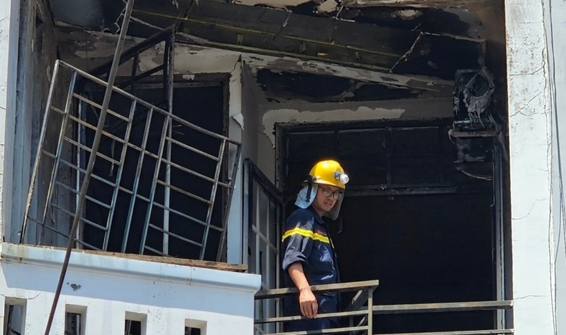 Khói đen ám đặc tại tầng 3 căn nhà bị cháy. (Ảnh: Dân trí)