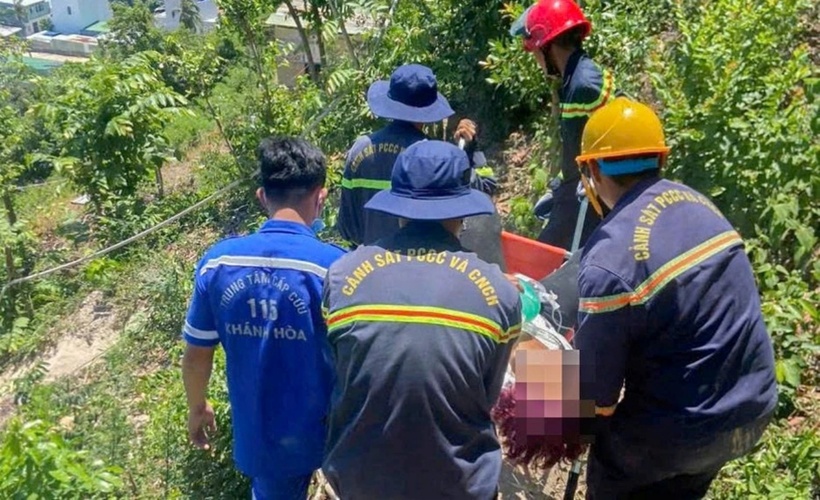 Lực lượng chức năng đưa nữ du khách xuống núi. (Ảnh: PLO)