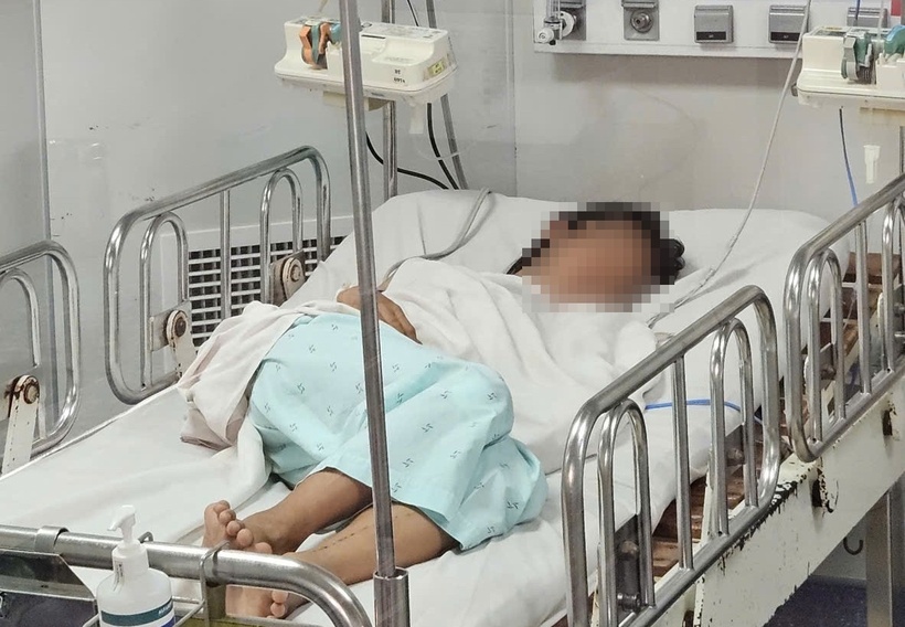 Bệnh nhi mắc viêm não mô cầu. Ảnh: Tạp chí Tri Thức.