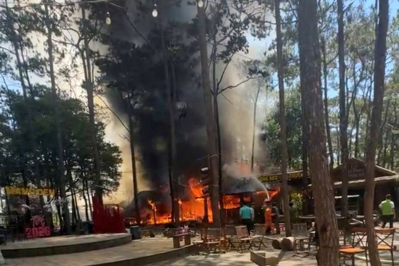 Ngọn lửa đã thiêu rụi nhiều ki-ốt trong Khu kinh tế đêm Măng Đen. (Ảnh: Dân trí)