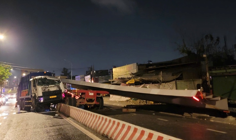 Tấm thép trên rơ-moóc trượt khỏi vị trí. (Ảnh: VietnamNet)