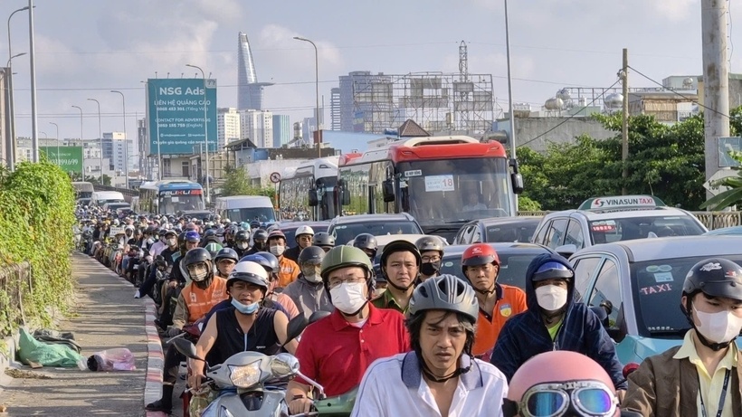 Nhiều tuyến đường quanh khu vực tai nạn kẹt cứng. (Ảnh: Tiền phong)