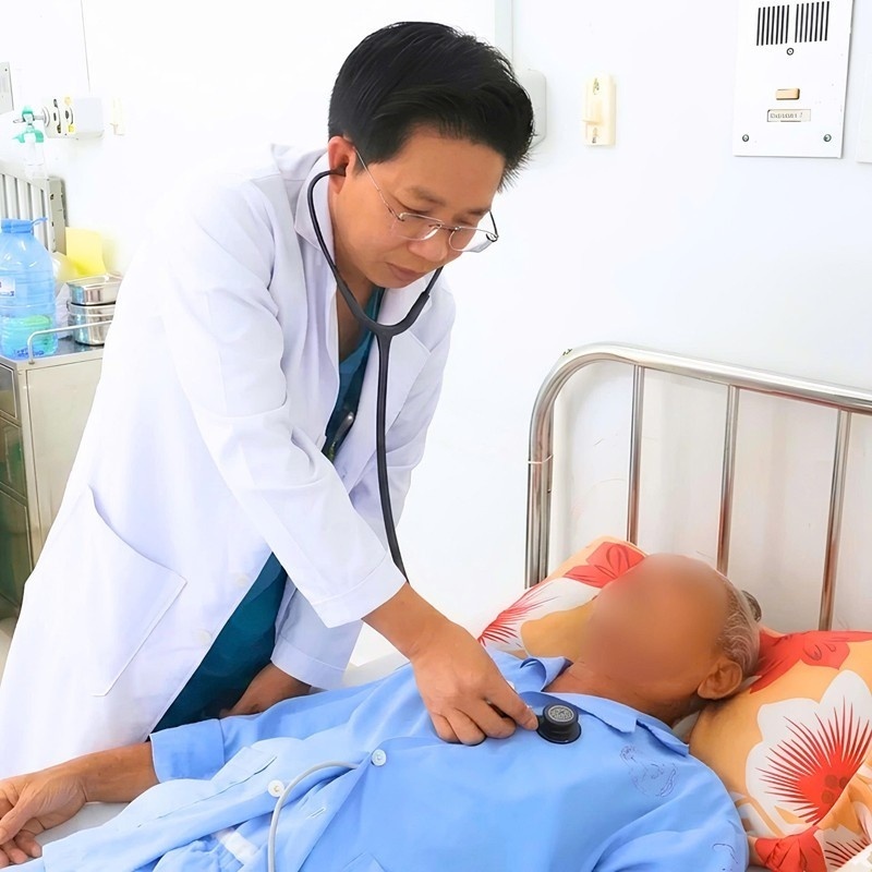 Bác sĩ thăm khám cho bệnh nhân. Ảnh: Nhân dân.