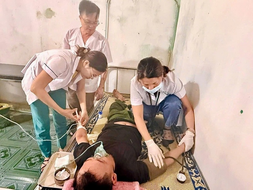 Các y bác sĩ lập tức triển khai phác đồ cấp cứu sốc phản vệ, tiêm thuốc qua đường bắp và tĩnh mạch để duy trì sự sống. Ảnh: Báo Dân trí.