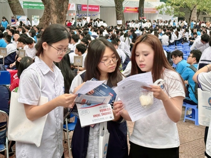 Đại học Thương mại tư vấn tuyển sinh tại trường THPT Nguyễn Thị Minh Khai, Hà Nội. Ảnh: VnExpress