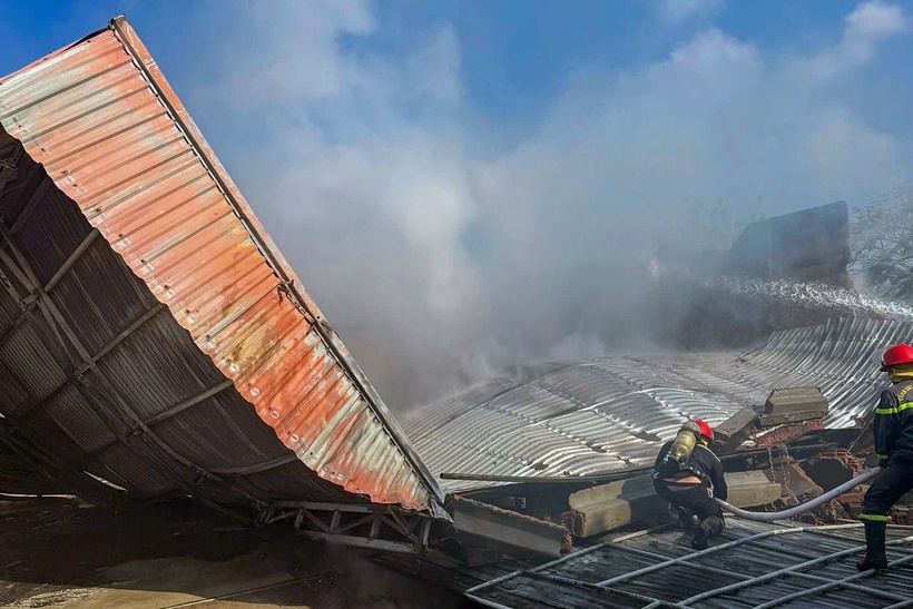 Lính cứu hỏa tiếp cận hiện trường, phun nước dập lửa. (Ảnh: VietnamNet)